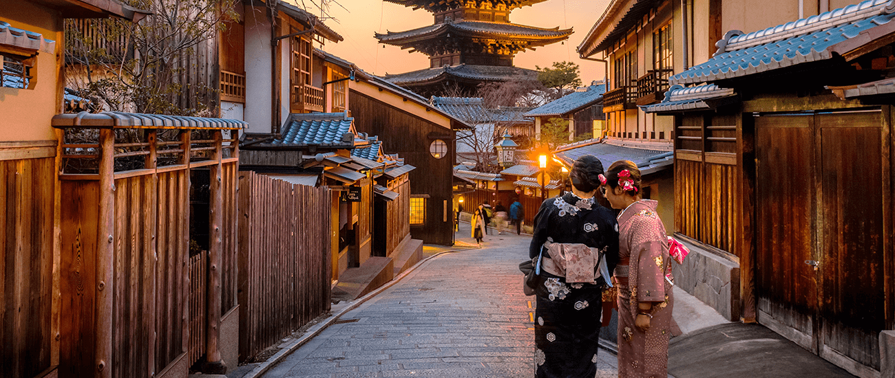 着物を着た女性と背景