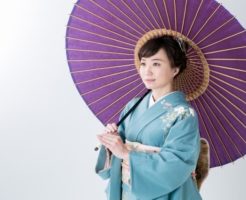 傘をきた着物女性