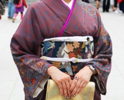 紫色の訪問着を着た女性