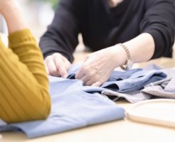 布を切っている女性