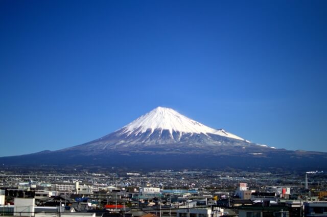 富士山と静岡市の街並み