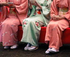 茶屋に座る和服女性3人