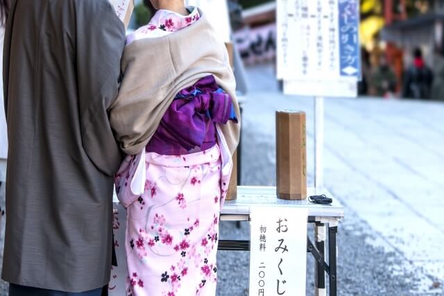 初詣に行く着物女性