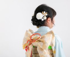 髪飾り付けた子供