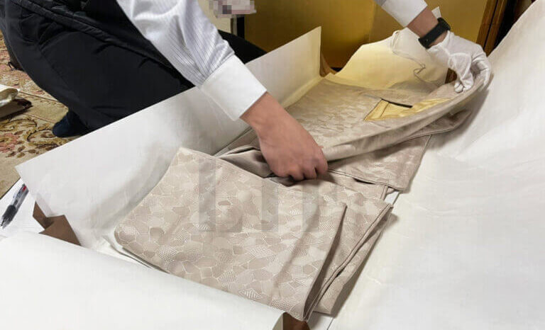 着物買取の査定の様子